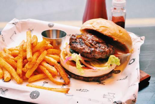 娱乐吃瓜酱汉堡视频,揭秘网红美食背后的故事